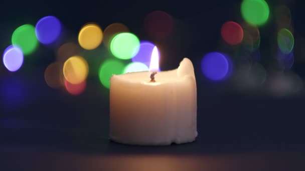 Candela al buio, posizione della candela a sinistra del telaio. Accogliente arredamento d'interni, candele accese hygge, decorazione e concetto di Natale. candele che bruciano — Video Stock