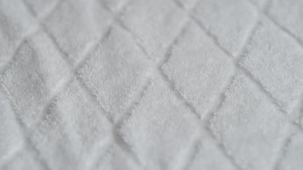 Vue du dessus fond textile. texture de serviettes fraîches. Détails d'une serviette éponge blanche. — Video