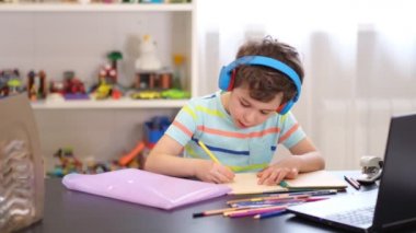 Programından öğren. Uzaktan öğrenme çevrimiçi eğitim. Bir okul çocuğu evde ders çalışır ve okul ödevi yapar. Evden öğrenme.