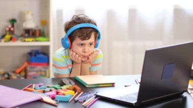 Kaprisli asabi çocuk çalışmak istemiyor, ödevini yapıyor. sıkıcı okul aktiviteleri.