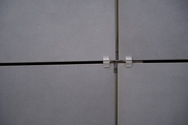 Pencereli metal plakalardan yapılmış ofis binası duvarı. Seramik havalandırmalı cephedeki modern konut pencerelerinin ayrıntıları.