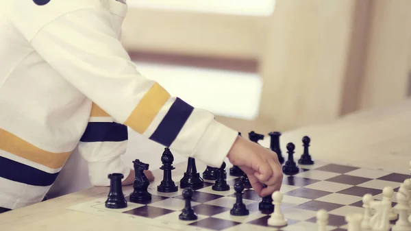 Rei de xadrez de prata em pé e rei de xadrez dourado caindo no tabuleiro de  xadrez