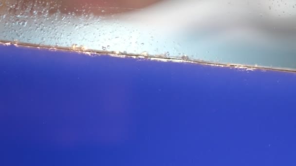 Синій водний акваріум, демонстрація руху хвиль — стокове відео