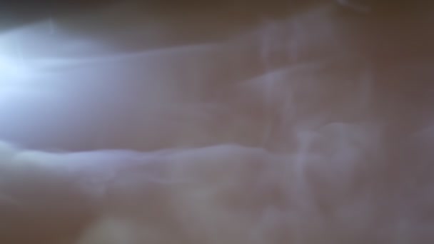 Superposición realista de nubes de humo de hielo seco niebla. Niebla abstracta o humo se mueven sobre fondo de color negro. cámara lenta, enfoque suave, desenfoque — Vídeo de stock