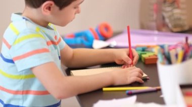 Programından öğren. Uzaktan öğrenme çevrimiçi eğitim. Bir okul çocuğu evde ders çalışır ve okul ödevi yapar. Evden öğrenme.