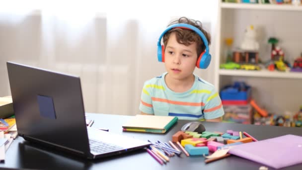 Aprende en tu horario. Educación a distancia en línea. Un colegial estudia en casa y hace los deberes escolares. Un hogar de aprendizaje a distancia. — Vídeos de Stock