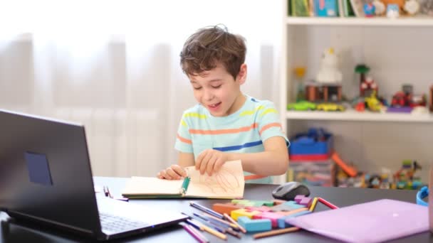 遊び心のある少年涙紙は授業後のストレスを軽減し. — ストック動画