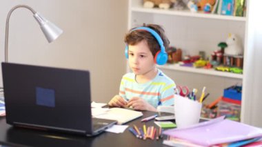 Oyuncu çocuk çevrimiçi bir ders için öğretmenini selamlıyor. Evde çevrimiçi ders, karantina sırasındaki sosyal mesafe, kendini izole etme, online eğitim kavramı