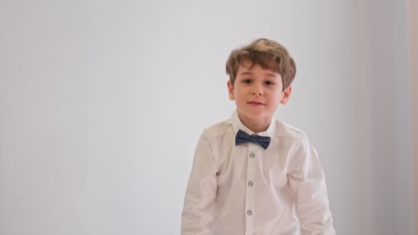 Gros plan portrait d'un petit garçon choqué touchant son visage. concept d'enfance, d'expressions et de personnes — Video