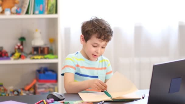 Giocoso ragazzo lacrime di carta, allevia lo stress dopo la classe. — Video Stock