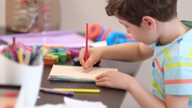 Programından öğren. Uzaktan öğrenme çevrimiçi eğitim. Bir okul çocuğu evde ders çalışır ve okul ödevi yapar. Evden öğrenme.