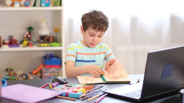 Игривый мальчик рвет бумагу, снимает стресс после занятий. — стоковое видео