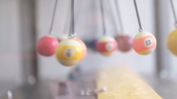 Natuurkunde experiment eenvoudige Newtons wieg in beweging, close-up. Metalen ballen zwaaien en vertragen. Bewegende iets, inertie concept, wetenschap, leuke natuurkunde les speelgoed — Stockvideo