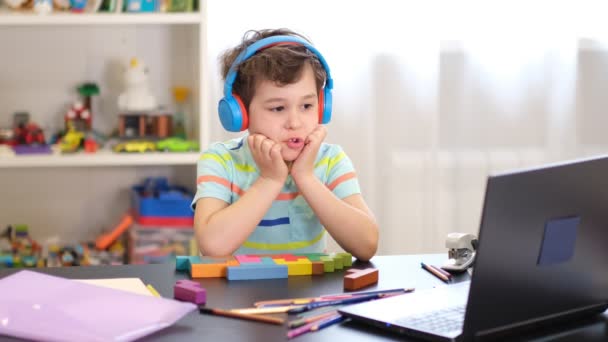 Niño de la escuela cansado de actividades aburridas y se niega a hacer la tarea — Vídeos de Stock