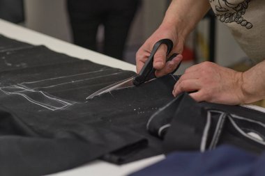 Terzi eskiz çizgisinde kumaş kesiyor. Moda tasarımcısı ya da atölyedeki lağım temizleyicisi yeni koleksiyon giysileri tasarlıyor. Dükkan sahibi ve girişimci konsepti