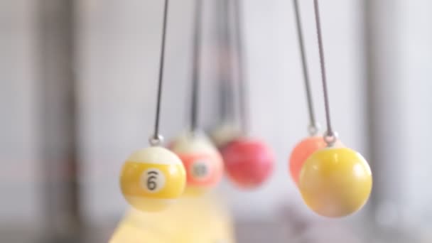 Physics experiment simple Newtons cradle in motion, closeup. Metal balls swinging and slowing down. Moving something, inertia concept, science, fun physics lesson toy — Stock Video