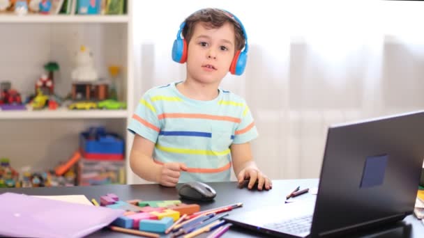 学校の少年は退屈な活動に疲れて宿題をするのを拒否し — ストック動画