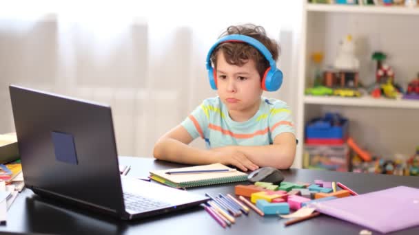 Estudante menino está cansado de atividades chatas e se recusa a fazer lição de casa. — Vídeo de Stock