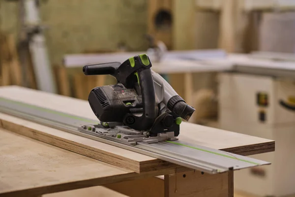 Charpentier outils arrière-plan. vieille menuiserie pas de gens industriels. table de menuisiers avec des détails de meubles — Photo