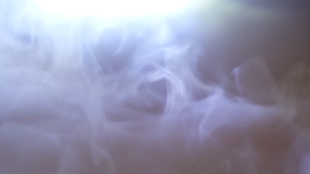 Реалистичное покрытие облаками дыма сухого льда. Абстрактный туман или дым перемещаются на черном фоне. замедленная съемка, мягкая фокусировка, дефокус — стоковое видео