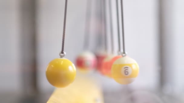 Фізичний експеримент простий Ньютон колиска в русі, крупним планом. Металеві кульки гойдаються і сповільнюються. Переміщення чогось, концепція інерції, наука, іграшка уроку фізики веселощів — стокове відео