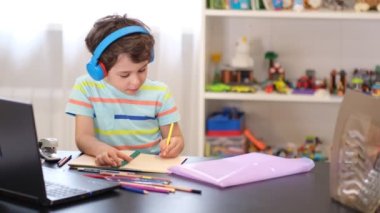 Programından öğren. Uzaktan öğrenme çevrimiçi eğitim. Bir okul çocuğu evde ders çalışır ve okul ödevi yapar. Evden öğrenme.