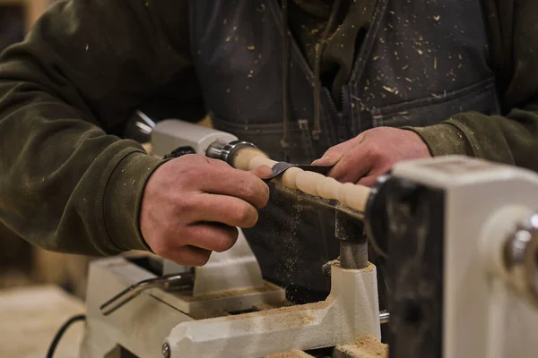 Menuiserie et fabrication de meubles. Menuiserie, menuiserie, ébénisterie, menuiserie professionnelle découpe du bois dans la menuiserie, concept industriel — Photo