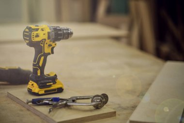 Marangoz aletleri arka planda. Eski doğramacılık endüstriyel değil. Mobilya detaylarıyla marangoz masası