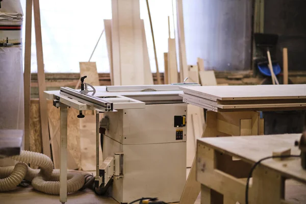 Charpentier outils arrière-plan. vieille menuiserie pas de gens industriels. table de menuisiers avec des détails de meubles — Photo