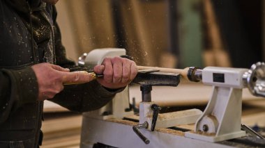 Ahşap işçiliği ve mobilya yapımı. Marangozluk, marangozluk, ahşap işçiliği, profesyonel marangozluk, endüstriyel konsept.