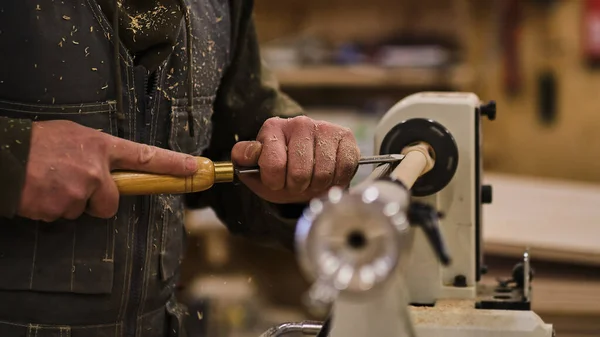 Carpintería y fabricación de muebles. Carpintería, carpintería y fabricación de muebles, carpintería profesional cortando madera en carpintería, concepto industrial — Foto de Stock