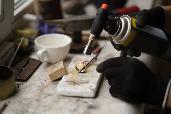 Fabrication de bijoux artisanaux avec des outils professionnels. Un processus de bijoutier fait à la main, la fabrication de bijoux. Fonte du métal — Photo