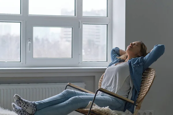 Frau mittleren Alters genießt einen schönen Tag im Schaukelstuhl. — Stockfoto