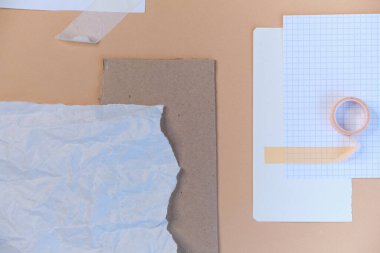 Tebrik kartı modeli. Bej arka planda yırtık ve pürüzsüz kenarları olan farklı kağıt dokular. - Evet. metin için yer.