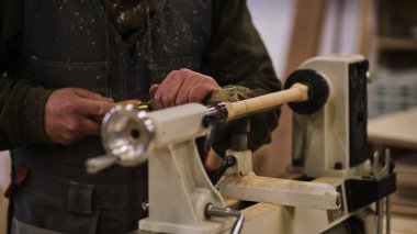 Ahşap işçiliği ve mobilya yapımı. Marangozluk, marangozluk, ahşap işçiliği, profesyonel marangozluk, endüstriyel konsept.