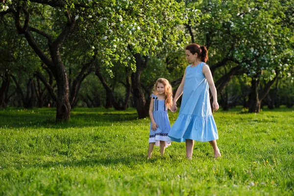 Natuur scene met familie outdoor levensstijl. Moeder en dochtertje spelen samen in een park. Gelukkig familieconcept. Geluk en harmonie in het gezinsleven. — Stockfoto