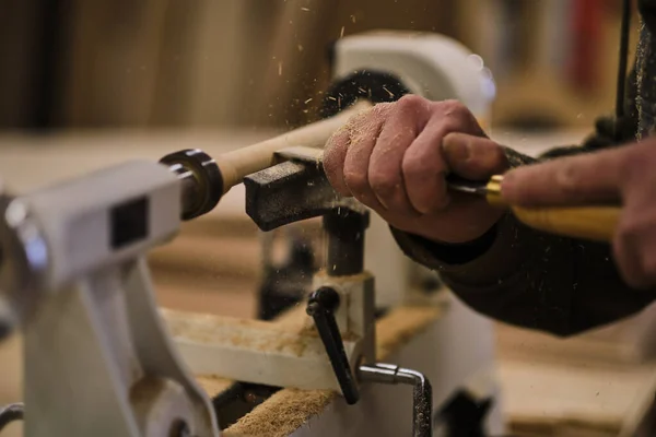 Carpintería y fabricación de muebles. Carpintería, carpintería y fabricación de muebles, carpintería profesional cortando madera en carpintería, concepto industrial — Foto de Stock