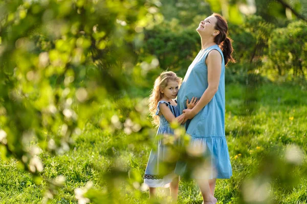 Scena natury z rodzinnym stylu życia na świeżym powietrzu. Matka i córeczka bawią się razem w parku. Szczęśliwej rodzinnej koncepcji. Szczęście i harmonia w życiu rodzinnym. — Zdjęcie stockowe