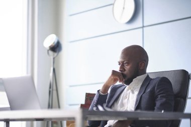 Bir müşteriyle konuşmak zor. Afro-Amerikalı adam telefonda konuşuyor, beklenmedik kötü haberler duyuyor..