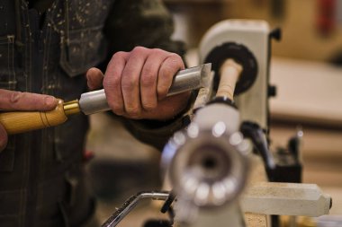 Ahşap işçiliği ve mobilya yapımı. Marangozluk, marangozluk, ahşap işçiliği, profesyonel marangozluk, endüstriyel konsept.