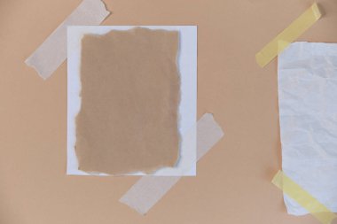 Tebrik kartı modeli. Bej arka planda yırtık ve pürüzsüz kenarları olan farklı kağıt dokular. - Evet. metin için yer.