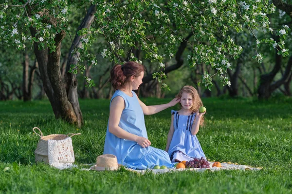 Cena da natureza com estilo de vida familiar ao ar livre. Mãe e filha brincando juntas em um parque. Feliz conceito de família. Felicidade e harmonia na vida familiar. — Fotografia de Stock