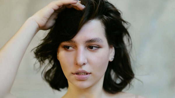 Молодая девушка смотрит в сторону. Женщина портрет природные красивые случайные красивые люди