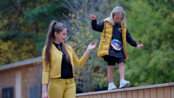 Heureuse famille mère et fille marchent dans le parc. concept de rêve enfant. — Video