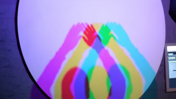 Silueta masculina saludando mano. doble reflexión multicolor, aura humana, misticismo — Vídeo de stock