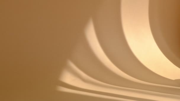 Minimalistische screensaver. Ochtend zon die de kamer verlicht, schaduw achtergrond overlays. beige muur — Stockvideo