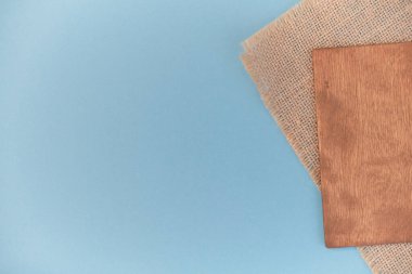 Bej arka planda yırtık ve pürüzsüz kenarları olan farklı kağıt dokular. - Evet. metin için yer.