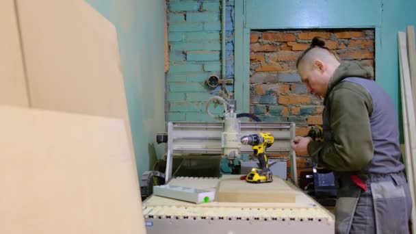 Close up. Carpenter holding a measure tape on the work bench. Woodwork and furniture making concept. Carpenter in the workshop marks out and assembles parts of the furniture cabinet — Stock Video