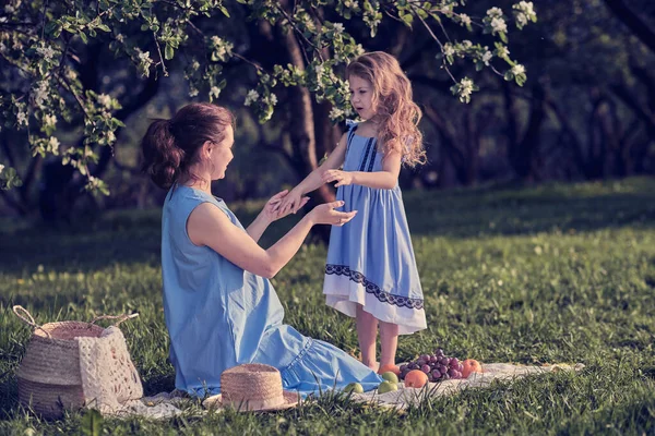 Přírodní scéna s rodinným venkovním životním stylem. Matka a dceruška si spolu hrají v parku. Šťastný rodinný koncept. Štěstí a harmonie v rodinném životě. — Stock fotografie