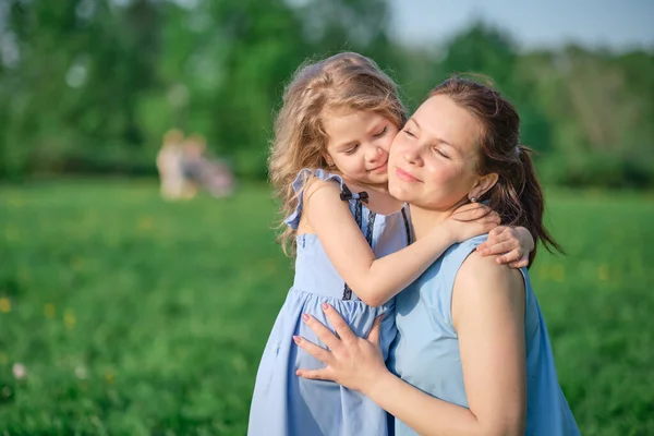 Natur scen med familj utomhus livsstil. Mor och dotter leker i en park. Lycklig familj koncept. Lycka och harmoni i familjelivet. — Stockfoto
